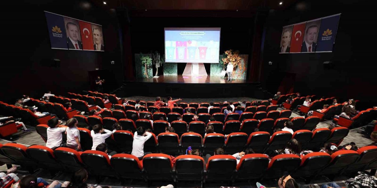 ‘Küsmesin Yıldızlar’ tiyatro oyunu 12 yılda 300 bin çocuğa ulaştı