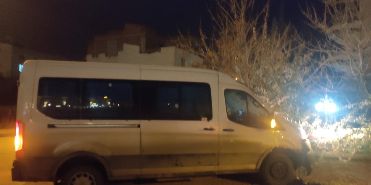 Minibüs ile hafif ticari araç çarpıştı: 1 yaralı