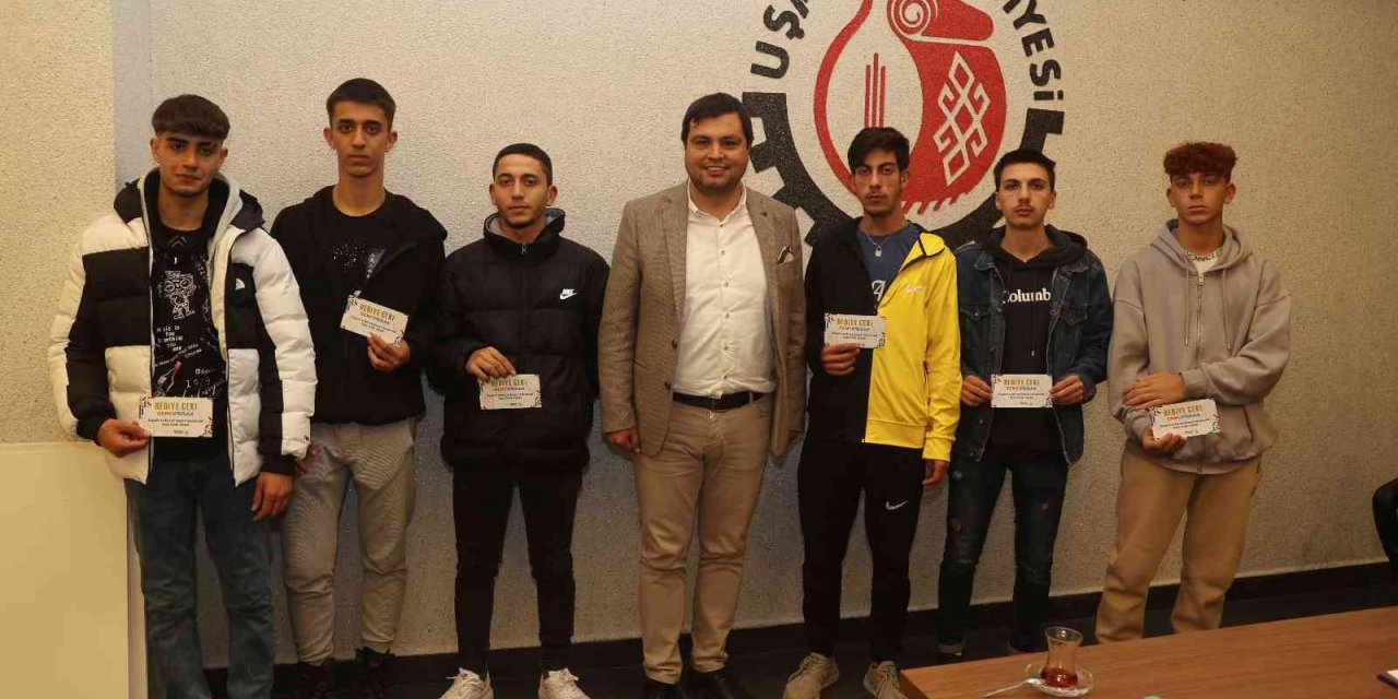 Liseler Arası Futbol Turnuvası ödüllerini Başkan Çakın verdi