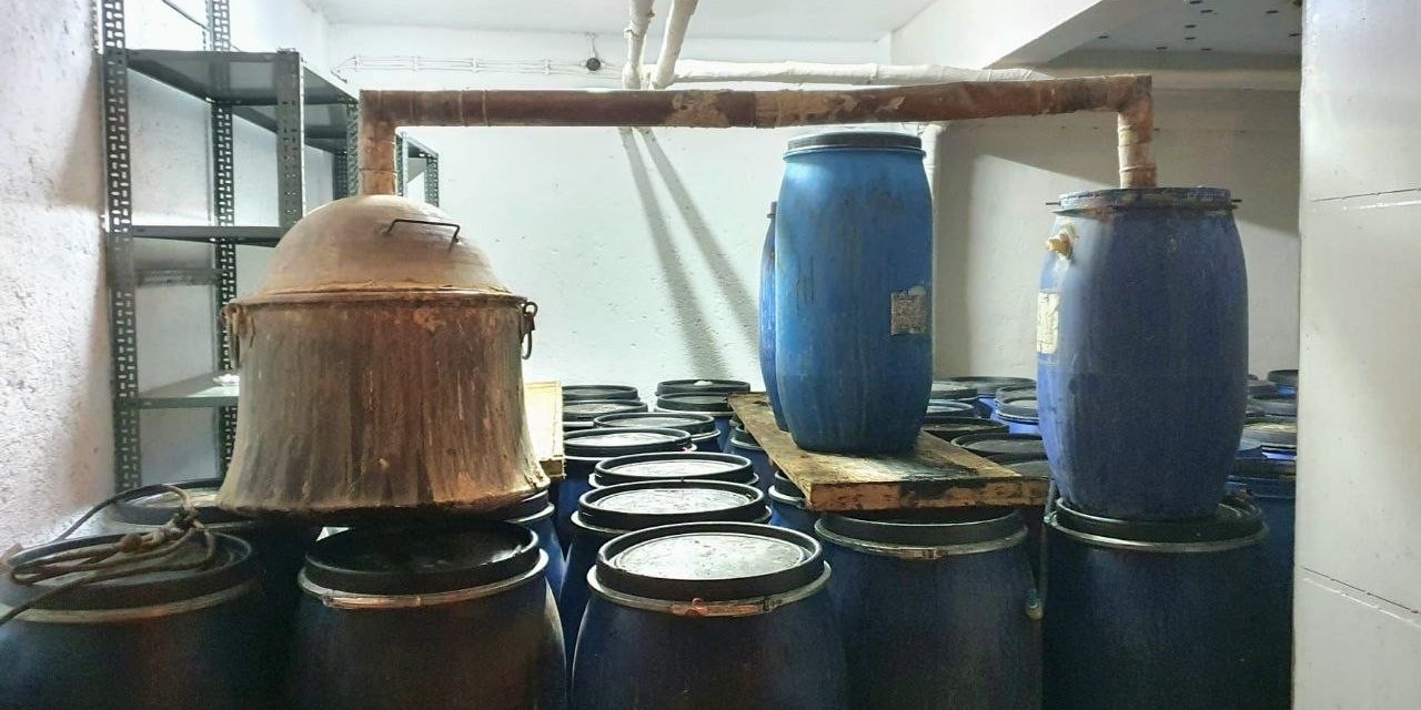 Depo olarak kullanılan bağ evinde 12,5 ton kaçak içki ele geçirildi