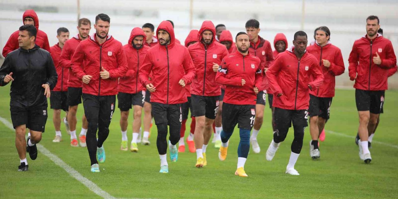 Sivasspor, sağanak yağış altında çalıştı