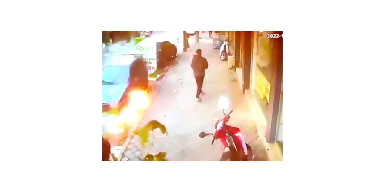 Alev alan otomobili esnaf söndürdü