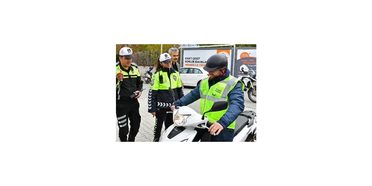 Fethiye’de motor sürücülerine reflektörlü yelek dağıtıldı