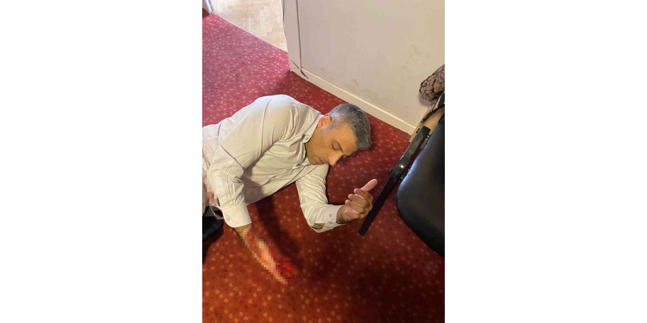 Yenilik Partisi Genel Başkanı Yılmaz, bacağından dört bıçak darbesi aldı