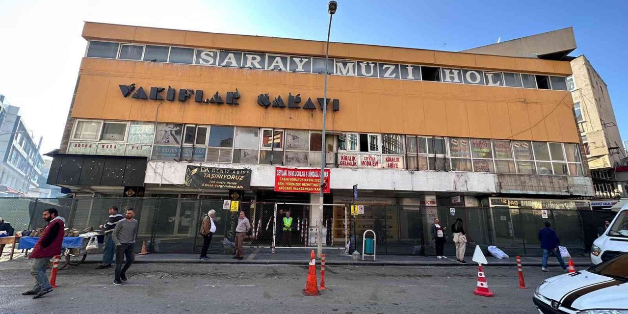 60 yıllık geçmişe sahip Vakıflar Sarayı yıkılacağı günü bekliyor