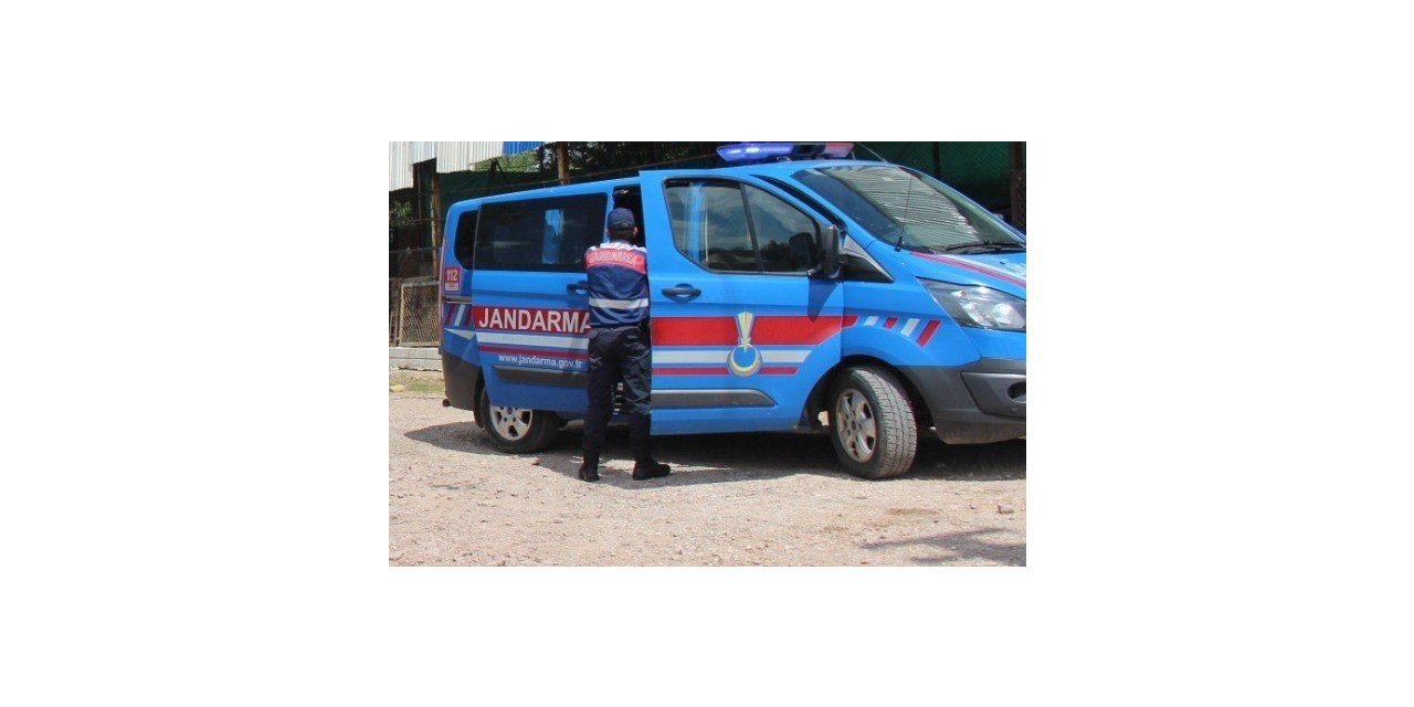 Bıçak zoruyla arabaya bindirip bayılttığı eşine dehşeti yaşattı