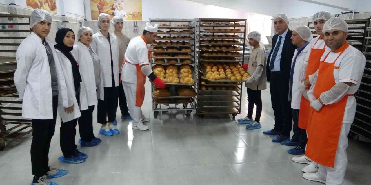 Öğrenciler fırının başına geçti günlük 15 bin ekmek üretilecek