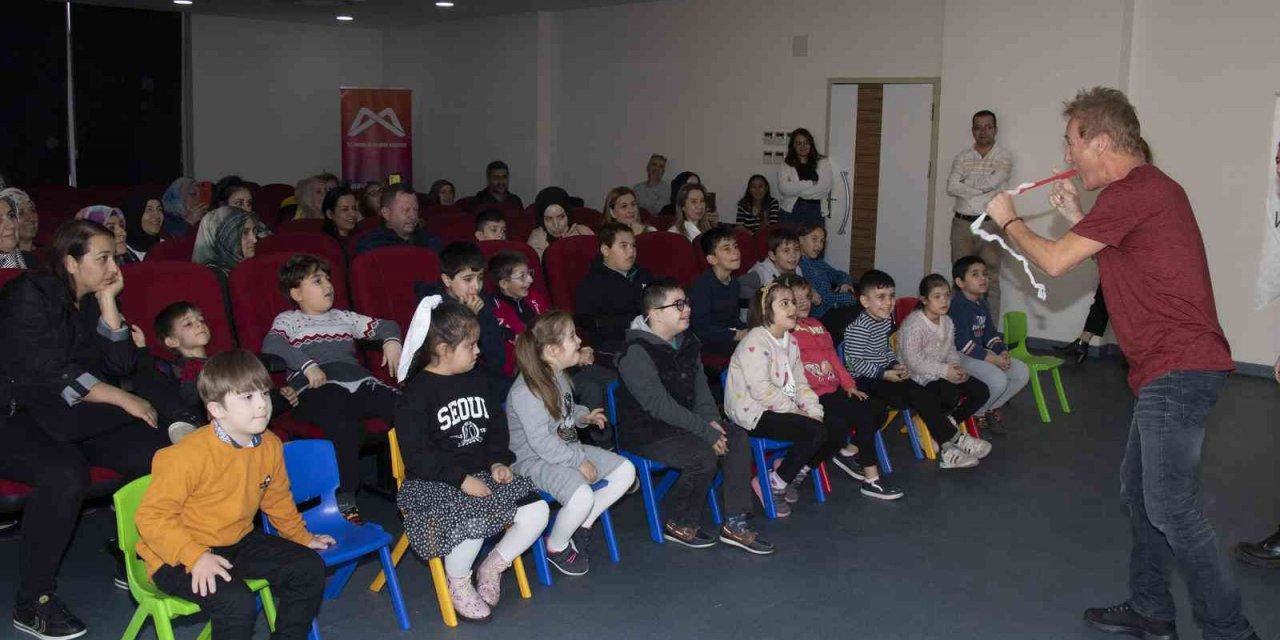 Mersin’de özel gereksinimli bireyler Magic terapi ile eğlendi