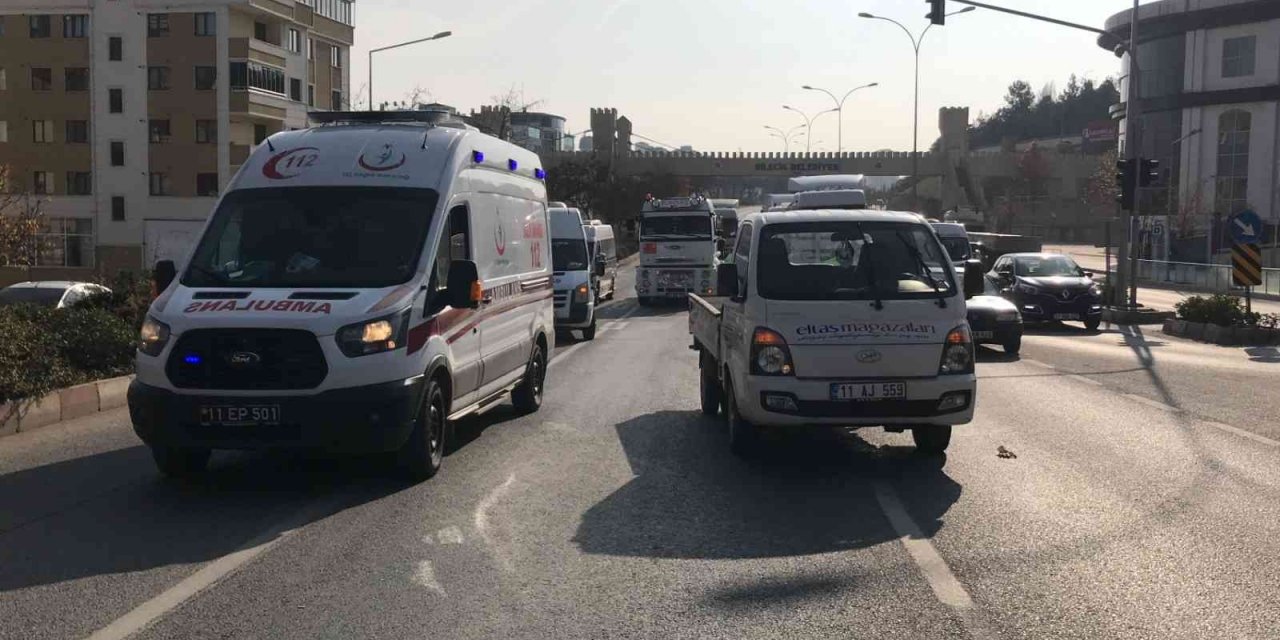 Kırmızı ışıkta bekleyen kamyonete arkadan çarptı