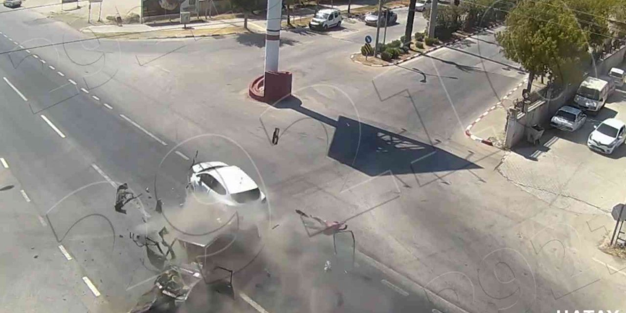 Hatay’da kaza anları kamerada: Araç parçalara ayrıldı, sürücü fırladı