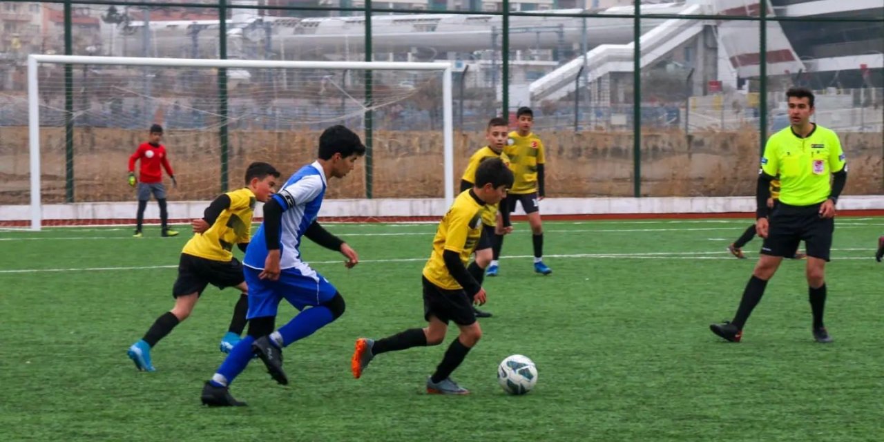 Okullar futbol maçında yarışıyor