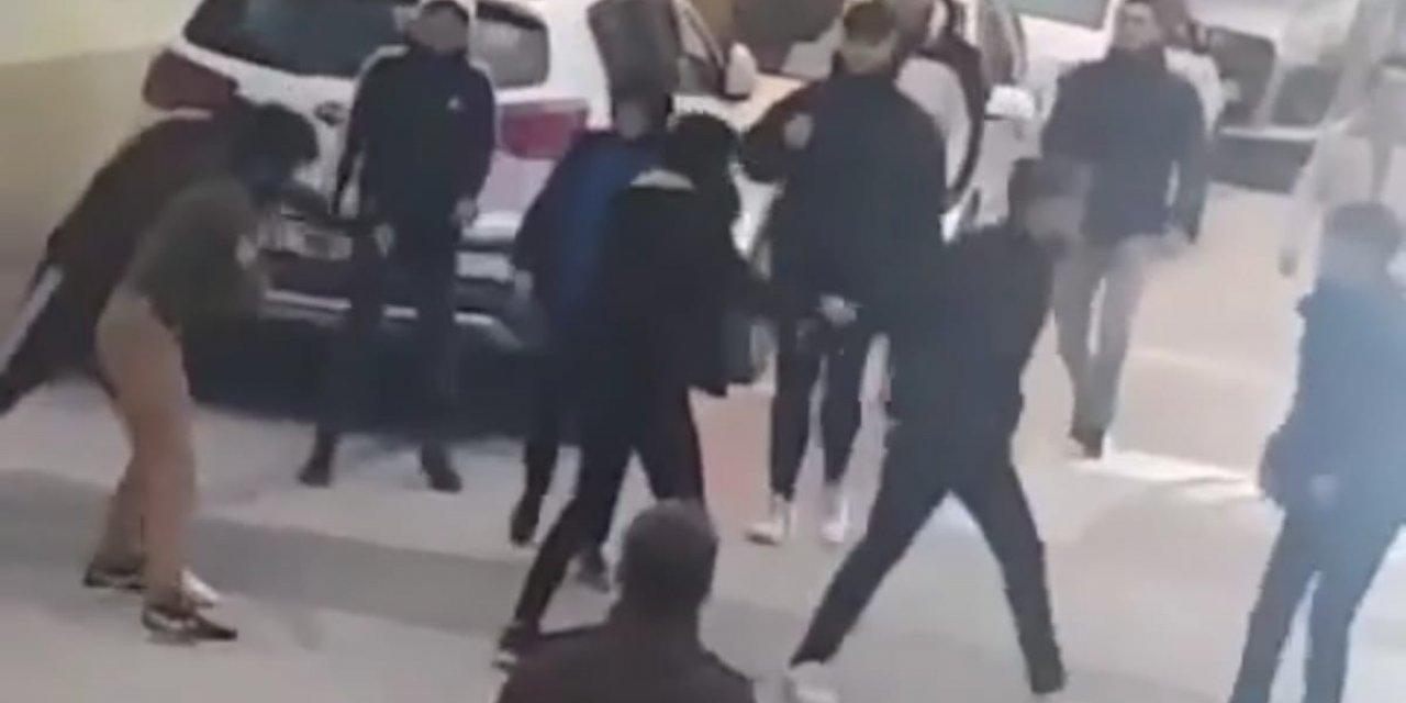 Bursa’da liseli gençlerin kavgası kamerada