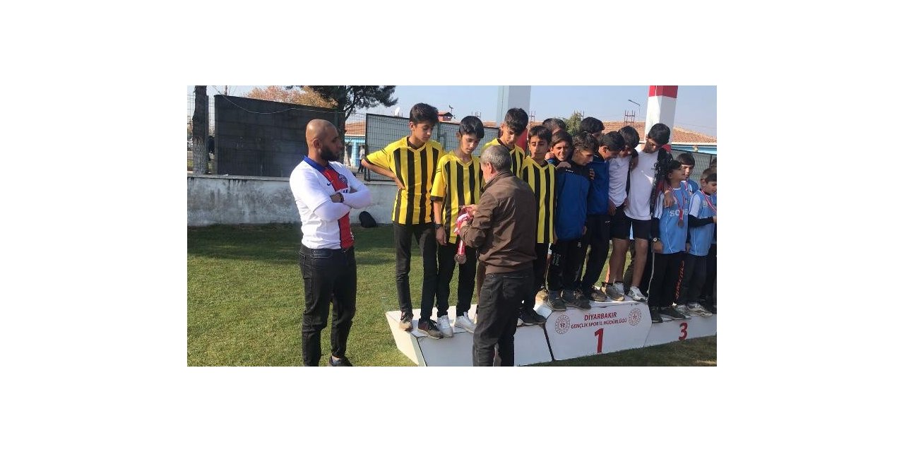 Dicle ilçesi Bozoba Ortaokulu kros yarışmasında Diyarbakır 2’ncisi oldu