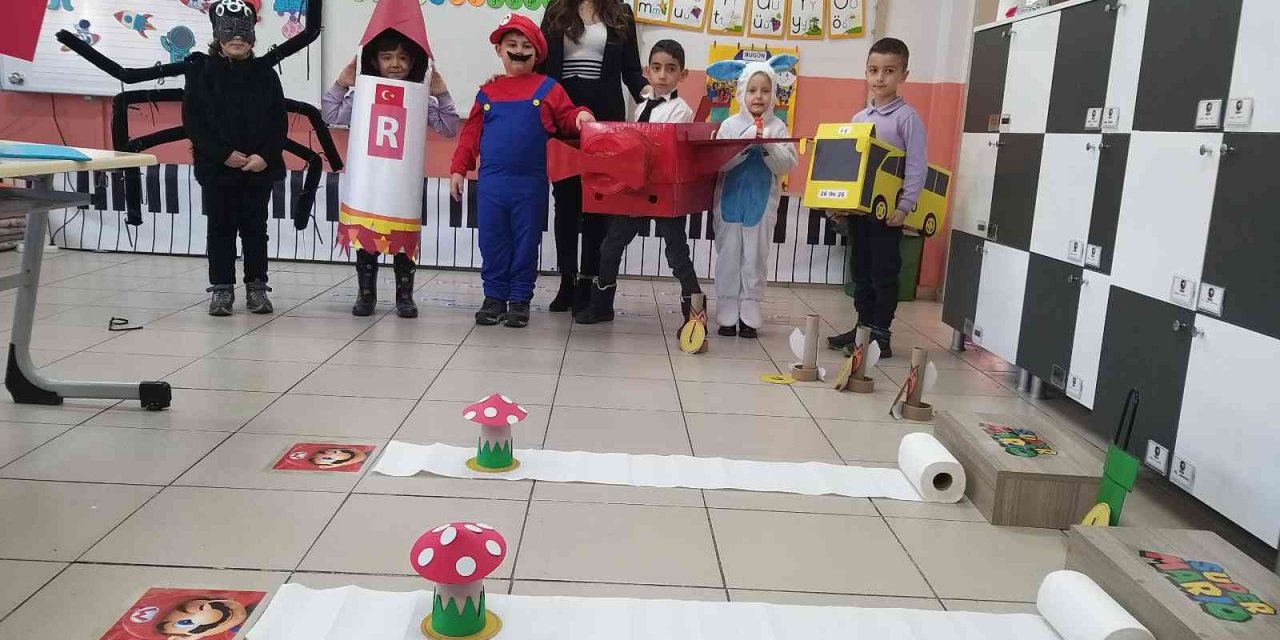 Ebru öğretmen sınıfını Mario parkuruna dönüştürerek okumayı öğretiyor