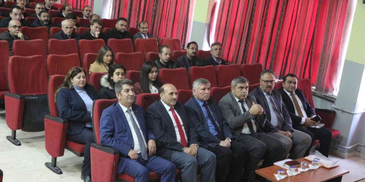 İl Milli Eğitim Müdürü Sünnetci ilçelerde "Eğitim Öğretimin Değerlendirilmesi" toplantısı yaptı