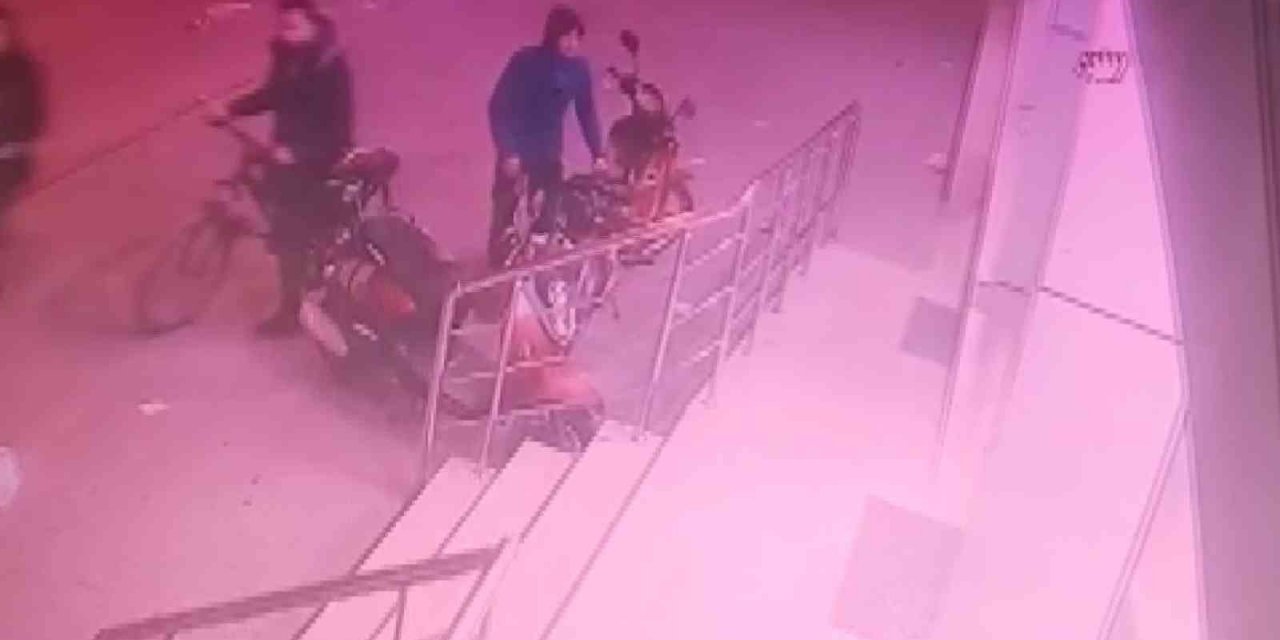 Kalabalığı umursamadı, park halindeki motosikleti çaldı: O anlar kamerada