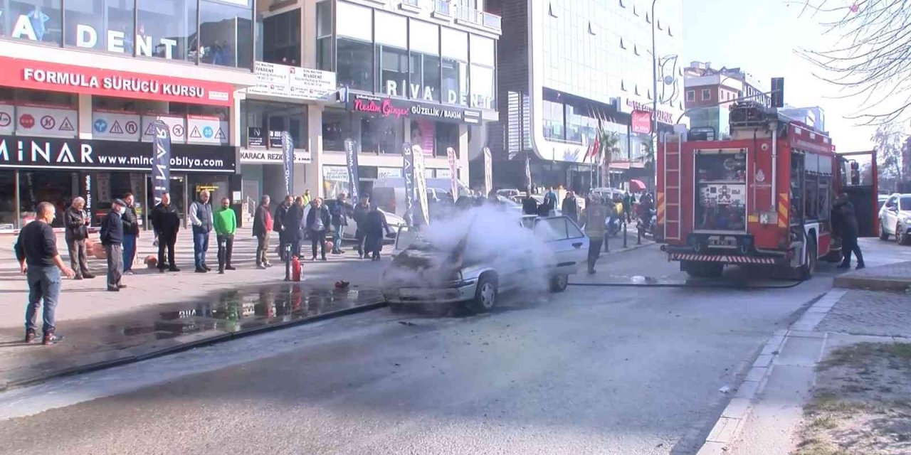 Maltepe’de kaputu açılmayan otomobil alevlere teslim oldu