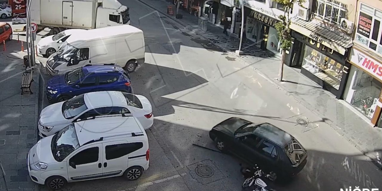 Otomobilin altında kalmaktan son anda kurtuldu