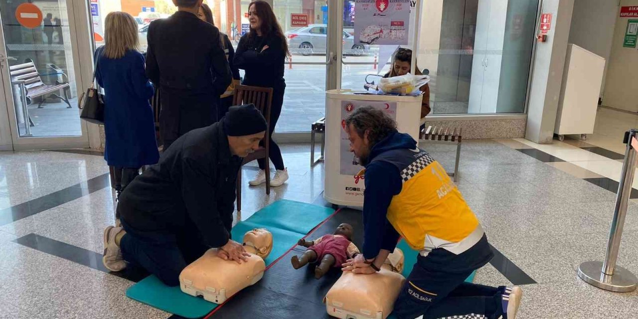 Acil Sağlık Hizmetleri Haftası çerçevesinde vatandaşlara ilkyardım eğitimi