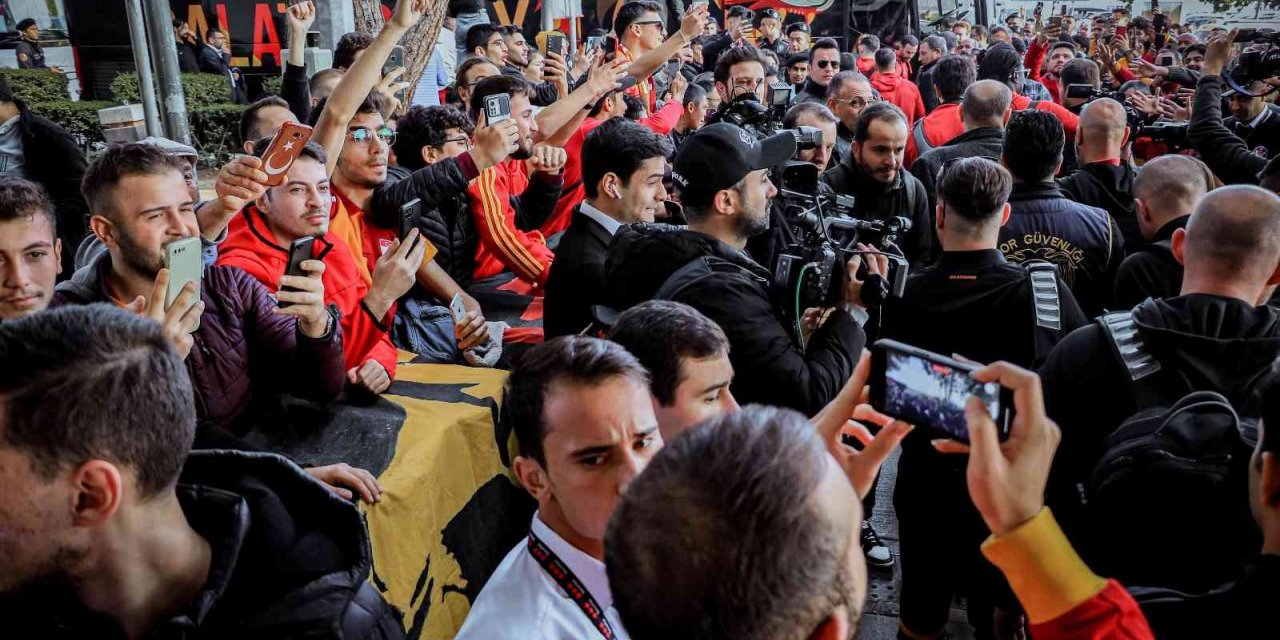 Antalya’ya gelen Galatasaray’a havalimanında coşkulu karşılama