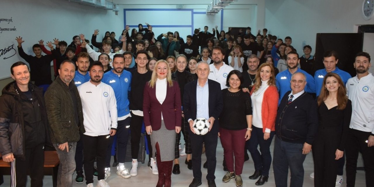 Nilüferli futbolcular öğrencilerle deneyimlerini paylaştı