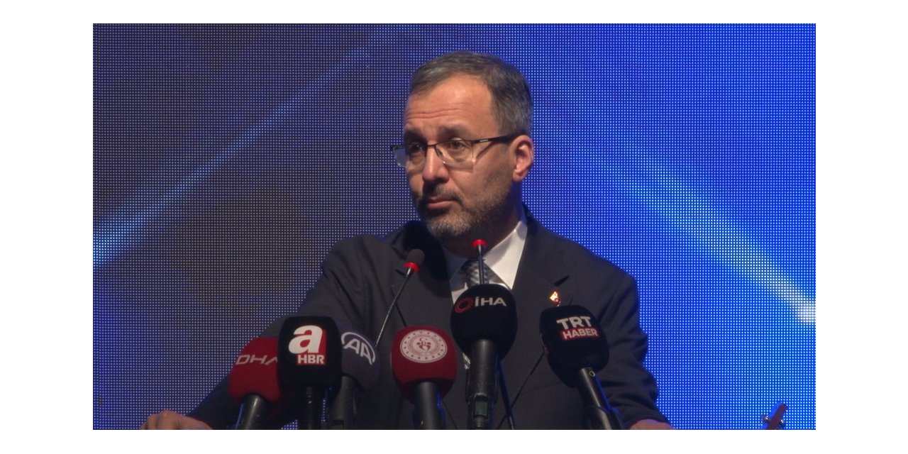 Bakan Kasapoğlu, sanatçılar ve gençlerle “Dünyadan Uzak” şarkısını seslendirdi