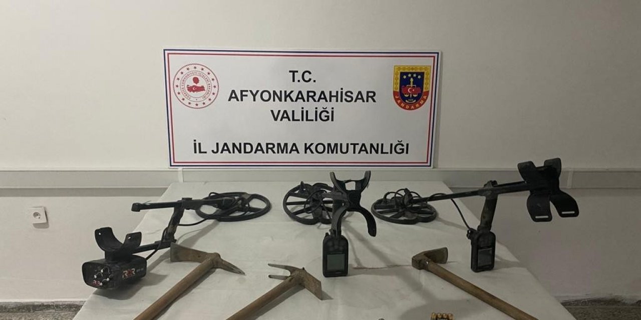 Dedektörle define ararken yakalandılar