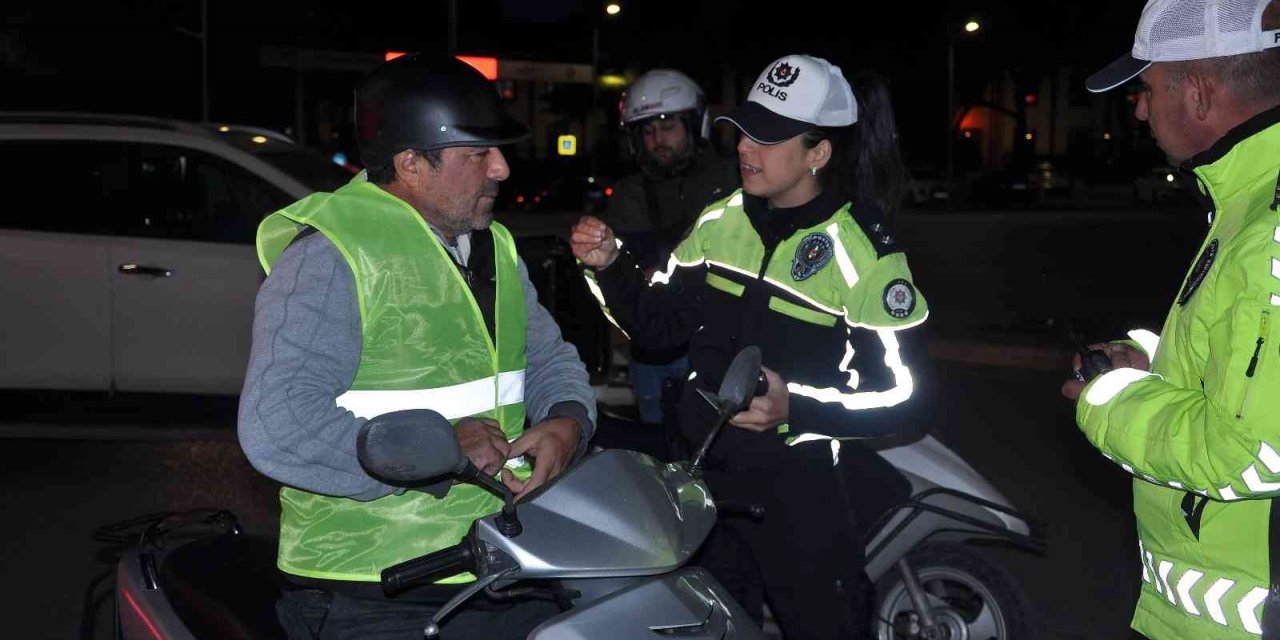 Trafik ekipleri, 2 tekerlekli sürücülere reflektif yelek dağıttı