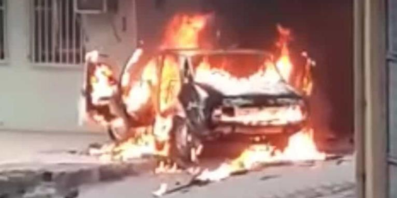 Şanlıurfa'da park halindeki otomobil alev topuna döndü