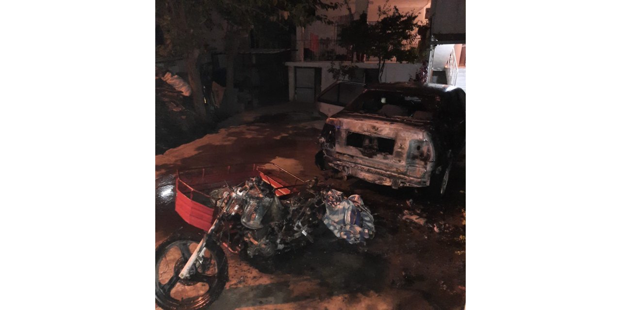 Yangında otomobil ve motosiklet kullanılamaz hale geldi