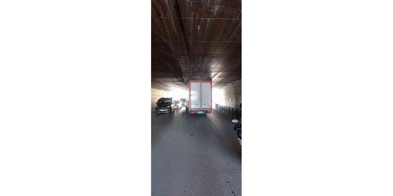 Mesafeyi hesaplamayan kamyonet sürücüsü, altgeçitte sıkıştı