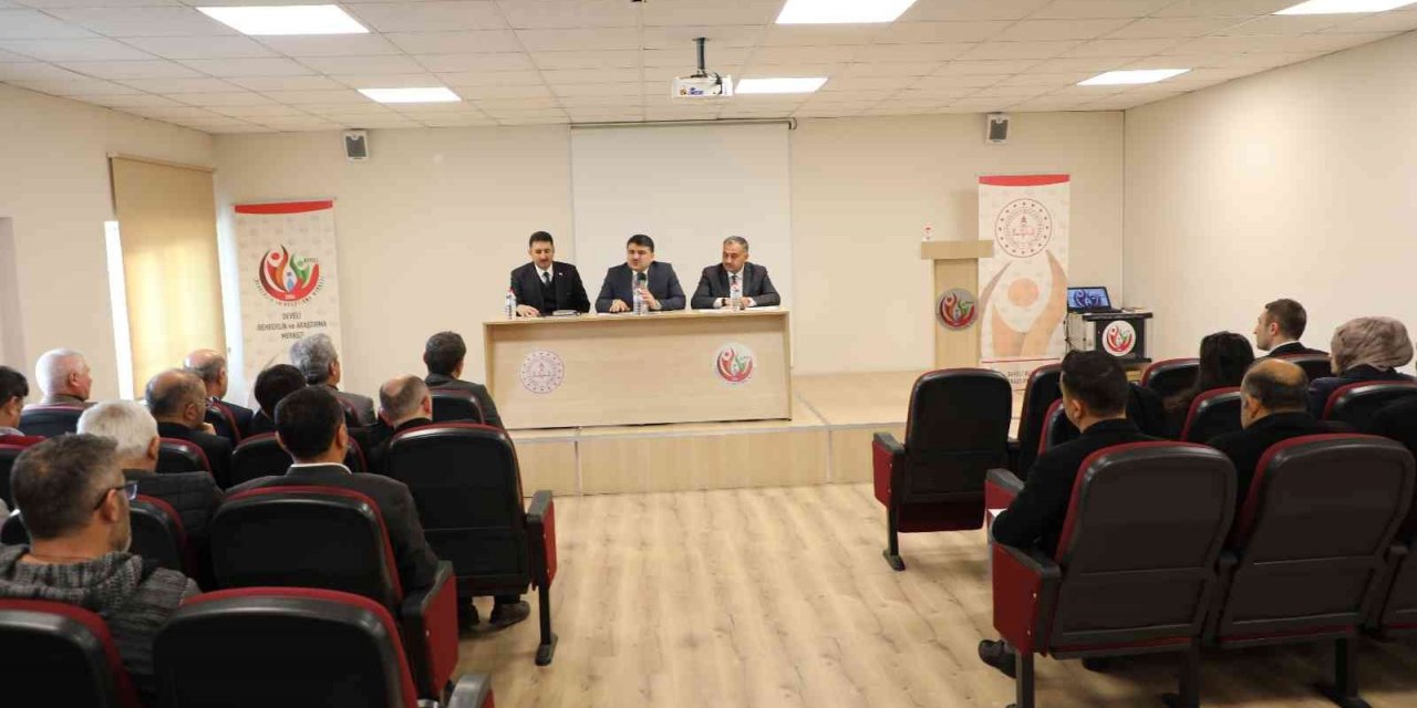 Develi’de Akademik Başarı ve Gelişim Projesi değerlendirme toplantısı yapıldı