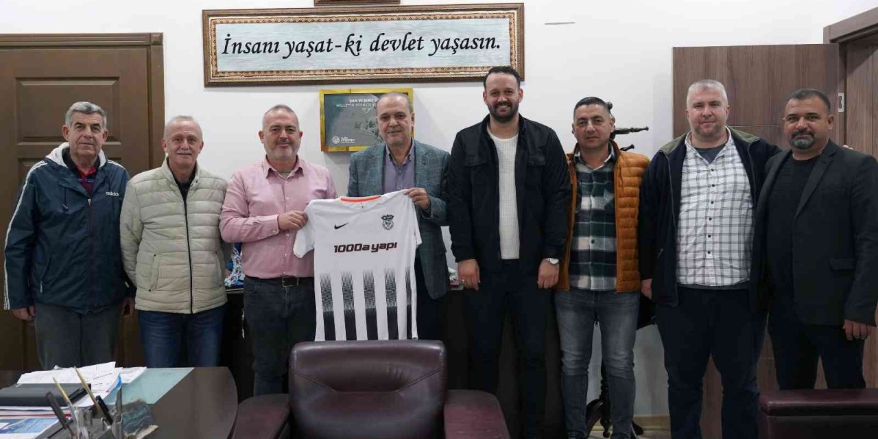 Başkan Uzundemir’e forma hediye ettiler