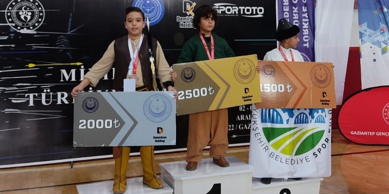 Adanalı minik okçu Türkiye ikincisi oldu