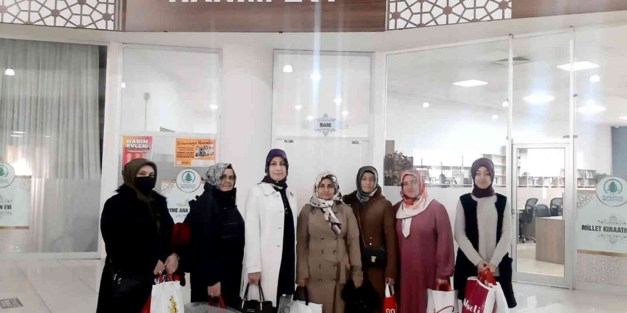 Hanım Evleri kursiyerleri çocuklara kıyafet yardımı yapıyor