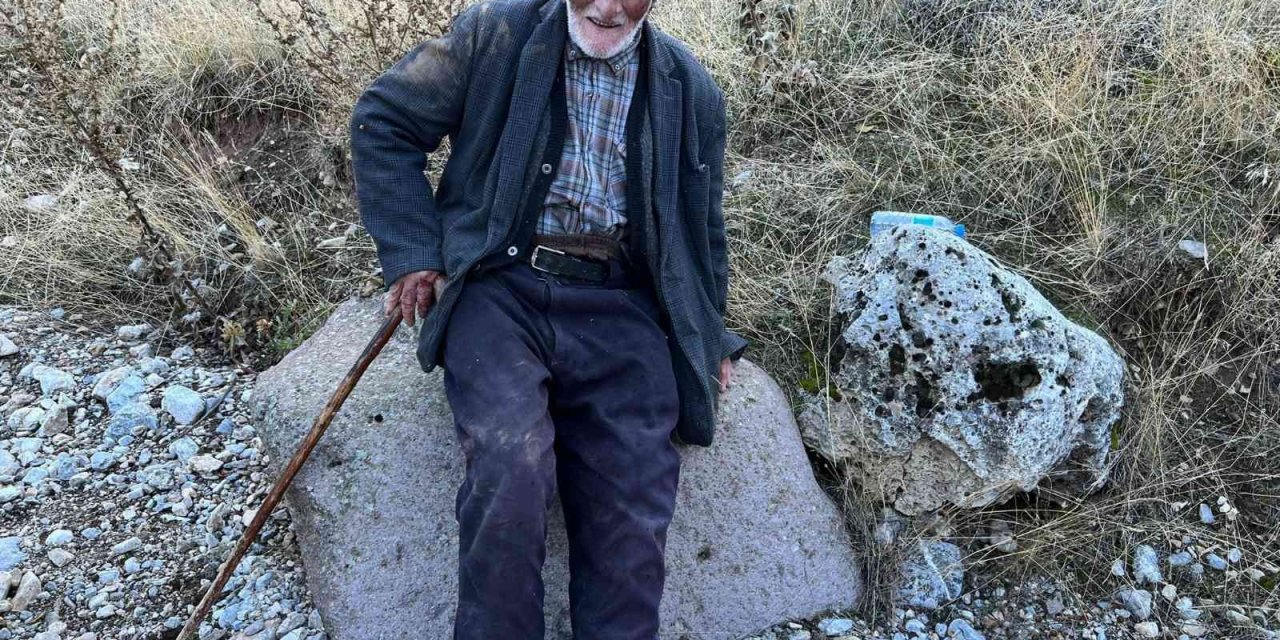 Kaybolan 90 yaşındaki yaşlı adamı jandarma drone ile buldu