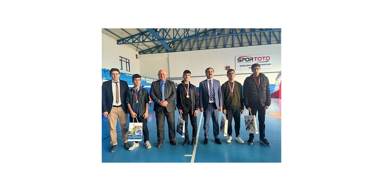 Satranç turnuvasının kazananları madalyalarını aldı