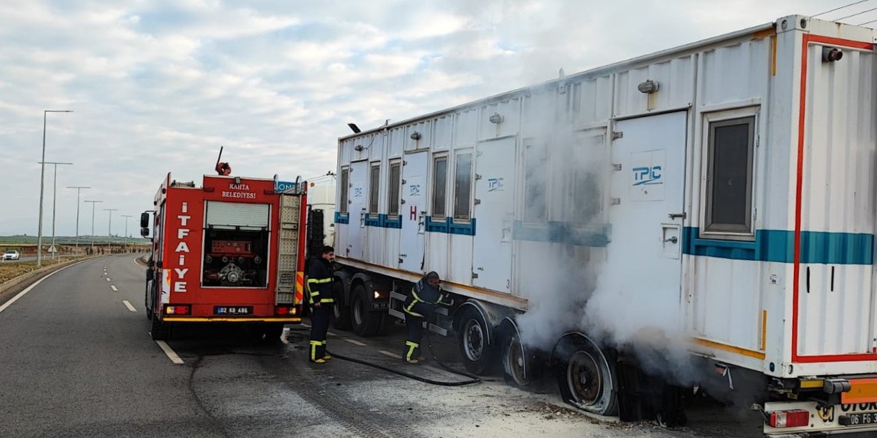 Konteyner taşıyan tırın lastikleri yandı