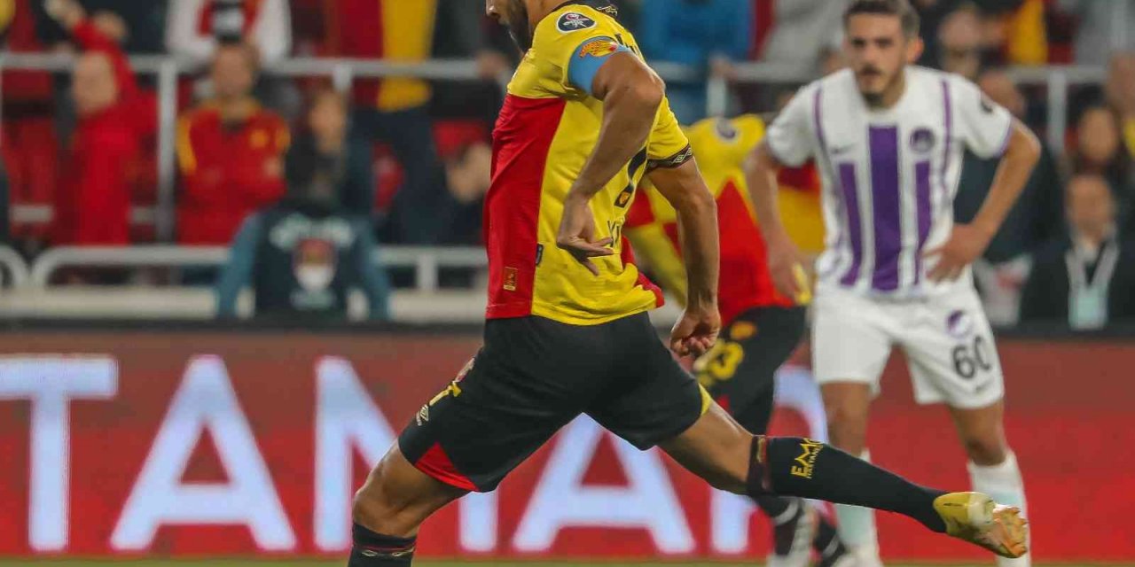 Göz-Göz, direklere takılıyor