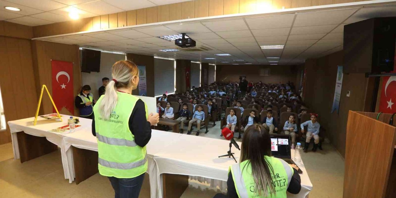 İlkokul öğrencilerine trafikte güvenlik eğitimi