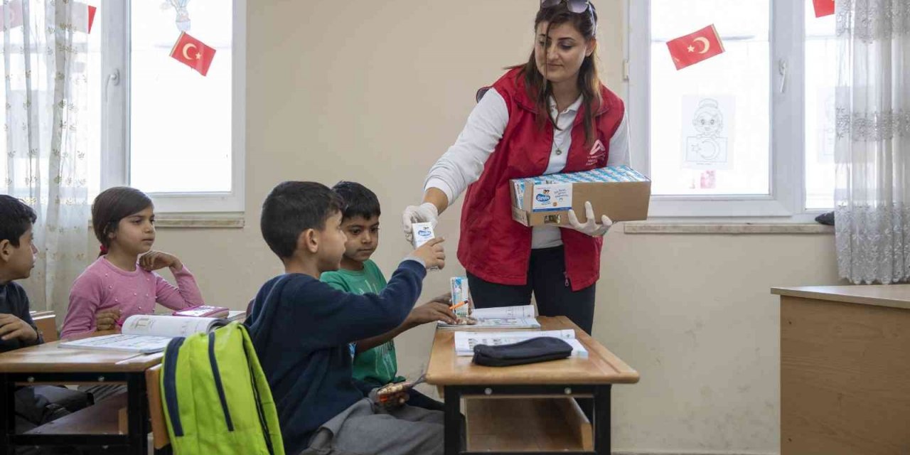 Mersin’de çocuklara sütün yanında kuruyemiş