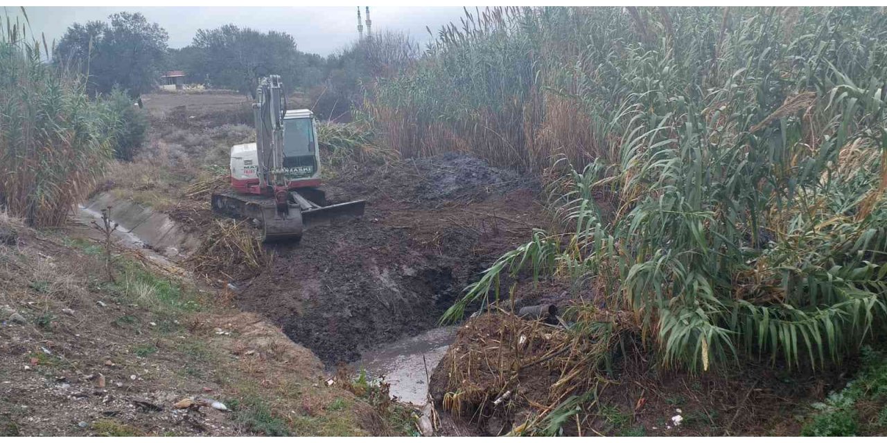 Gökçeahmet’de dere yatakları temizlendi