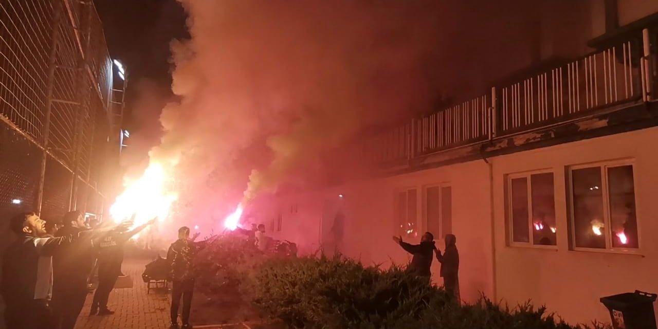 48 Gençlik taraftarlarından maç öncesi futbolculara moral