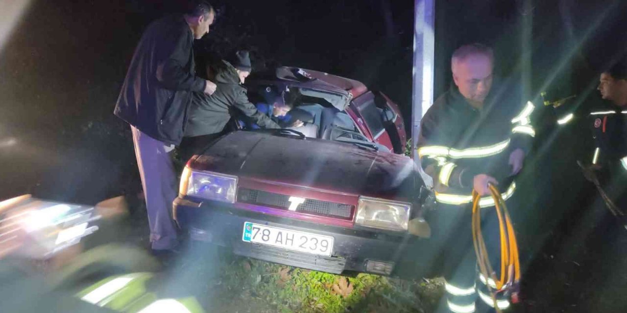 Karabük’te direğe çarpan otomobil sürücüsü hayatını kaybetti