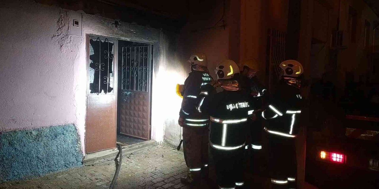 Uşak’ta yangında dumandan etkilenen karı koca hastaneye kaldırıldı