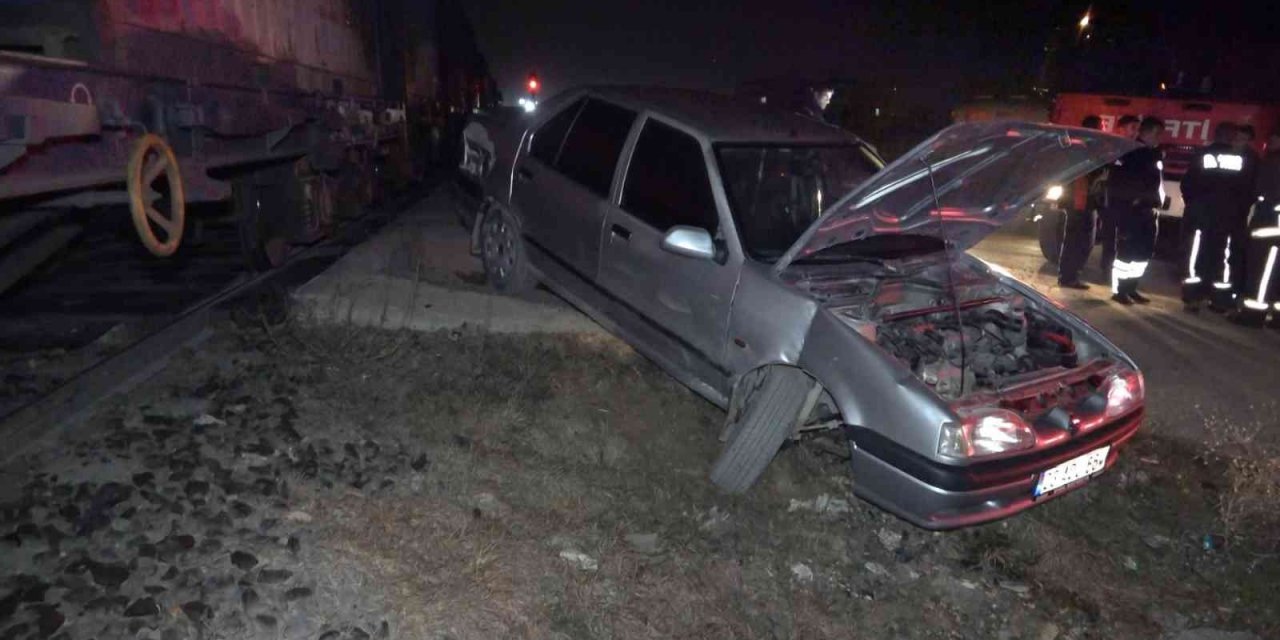 Elazığ’da otomobil trene çarptı