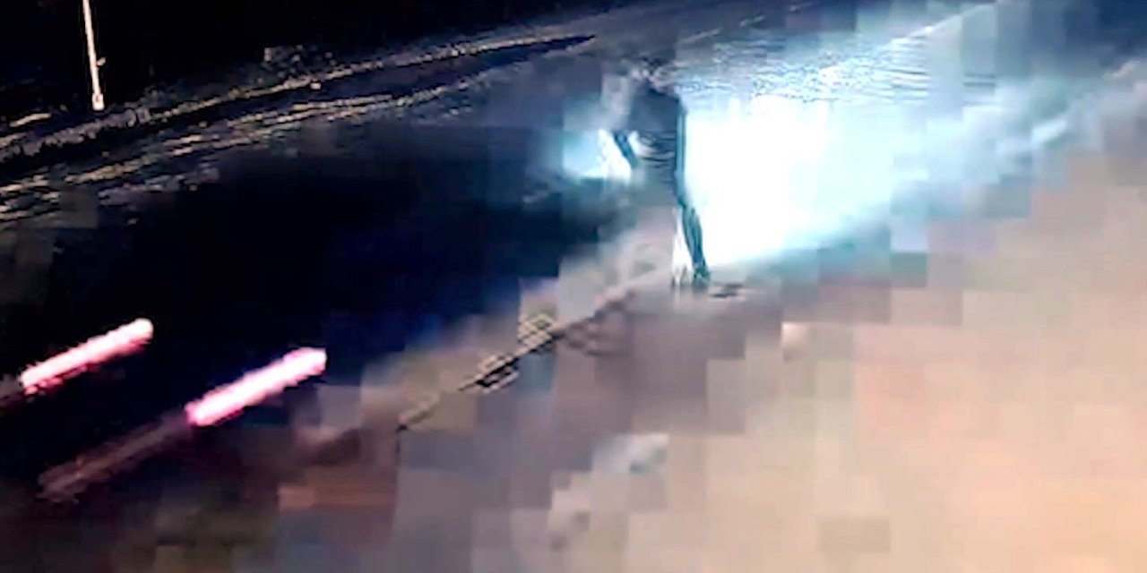 Yolun karşısına geçerken otomobilin çarptığı şahıs hayatı kaybetti...Feci kaza kamerada