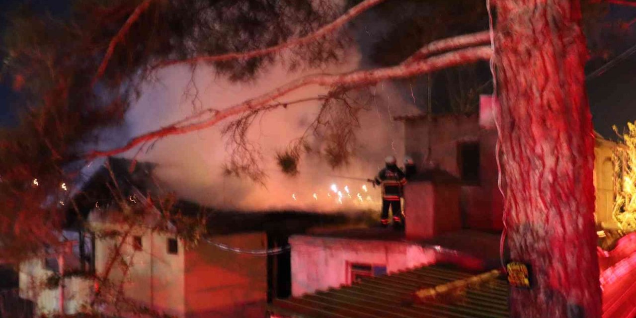 Adana’da işletmecinin müşterisini pompalı tüfek ile vurduğu restoran kundaklandı