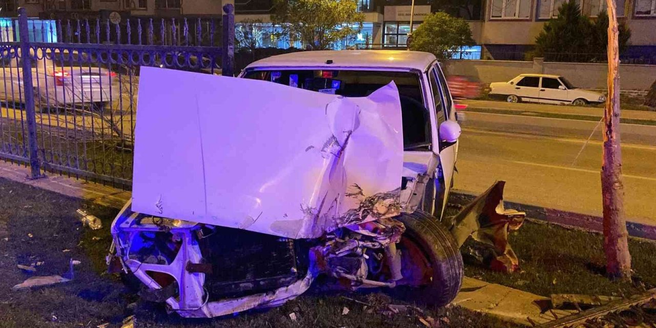 Kontrolden çıkan otomobil orta refüje çıktı: 1 yaralı