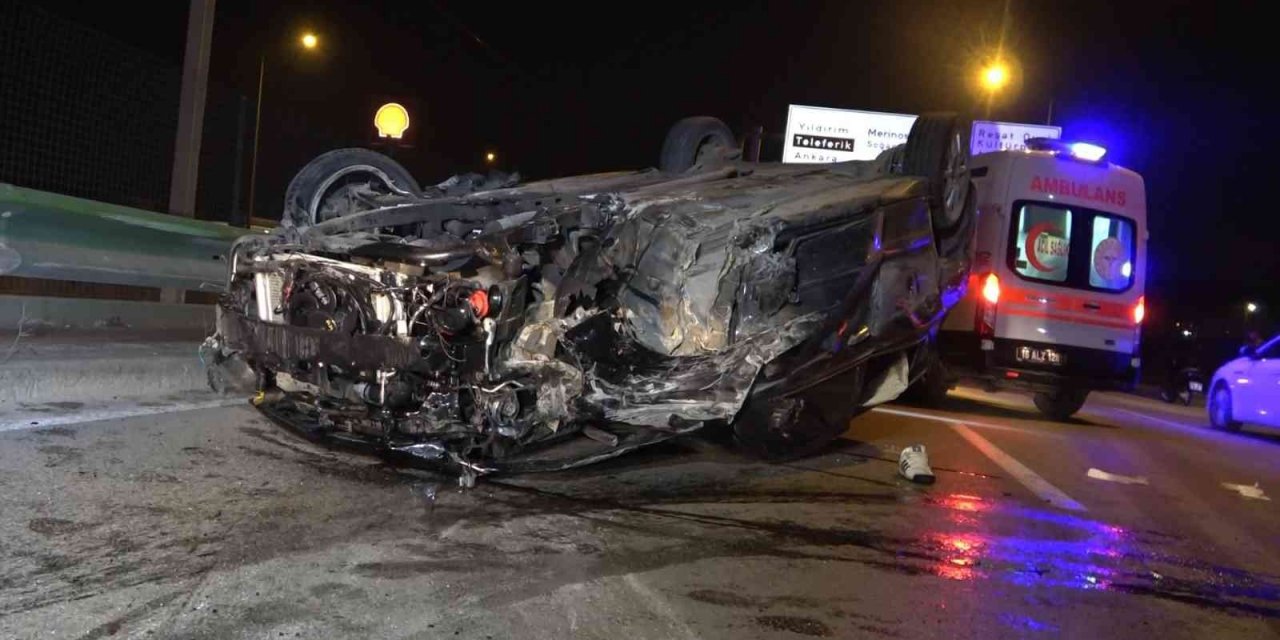 Bursa’da kontrolden çıkan otomobil aydınlatma direğine çarpıp takla attı : 3 ağır yaralı